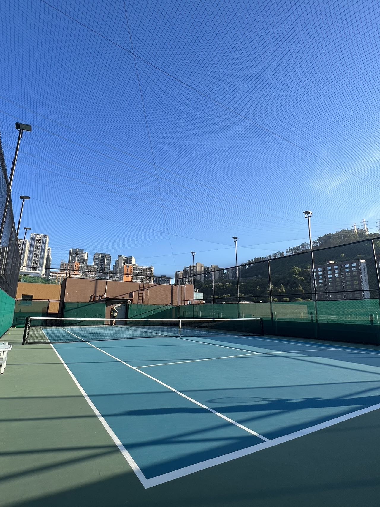 全越网球 Grander Tennis(蛇口店)网球场照片3。全越网球 Grander Tennis(蛇口店)位于广东省深圳市南山区集悦城荔山5栋5F，可在网球地图查看深圳市网球场订场方式。提供室外场、硬地场等场地。场馆设施包括洗手间、沐浴间、饮料…